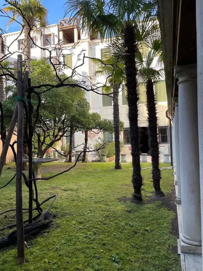 In A Lovely Garden Biennale Flat Apartment